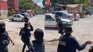 Persecución a taxi termina con dos detenidos y agresión a policías en la SM 77 de Cancún