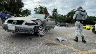 Choque entre dos coches dejó daños superiores a los 50 mil pesos en Tulum
