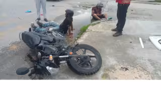 Choque entre una motocicleta y un auto dejó dos lesionados en la avenida Puerto Juárez de Cancún