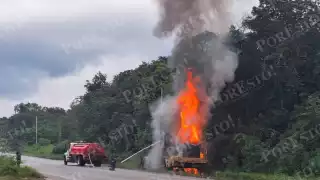 Maquinaria pesada termina calcinada tras incendiarse en la carretera federal 307