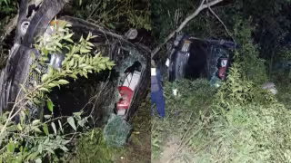 Camioneta vuelca por grava suelta en el tramo Xtomoc-Buenavista de Bacalar