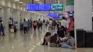 “Tenemos que sentarnos en el piso": Pasajeros denuncian falta de asientos y espacios dignos en la Terminal 2 del Aeropuerto de Cancún