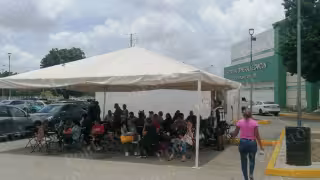 Instalan carpa y sillas en Urgencias del Hospital General de Cancún; pacientes piden mejorar atención