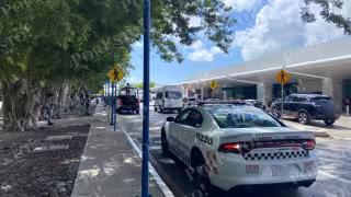 Transportistas turísticos denuncian sobrerregulación y cobros excesivos de Asur en el aeropuerto de Cancún