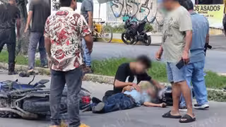 Choque entre motocicleta y triciclo en la avenida Leona Vicario de Cancún deja dos lesionados
