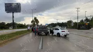 Carambola entre cinco vehículos causa caos vial en el Blvd Colosio de Cancún