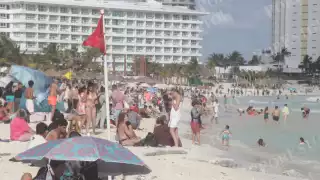 Pese al frío, turistas y familias locales disfrutaron las playas de Cancún