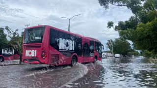 Intensas lluvias provocan encharcamientos y caos vial en Cancún