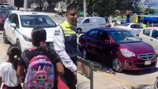 Menor en bicicleta se lleva susto tras ser golpeado por un automóvil en Playa del Carmen
