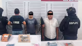 Detienen a dos presuntos narcomenudistas con drogas y armas en Tulum