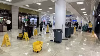 Goteras inundaron la Terminal 2 del Aeropuerto de Cancún durante las fuertes lluvias