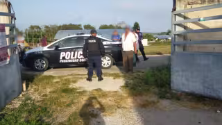 Padres cierran salón en primaria de José María Morelos; señalan al director por maltrato