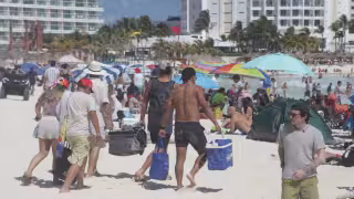 Familias disfrutan las playas de Cancún durante domingo soleado de megapuente