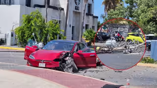 Tesla choca contra poste de CFE y derriba otros dos en avenida Kabah de Cancún: VIDEO