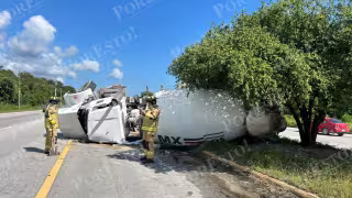 Revolvedora sufre aparatosa volcadura en la carretera federal 307 tramo Tulum–Playa del Carmen
