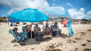 “Ya es un lujo”: Familias cancunenses gastan hasta 2 mil 500 pesos al visitar las playas