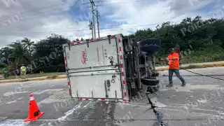 Camión de la empresa Sigma vuelca en el bulevar Playa del Carmen