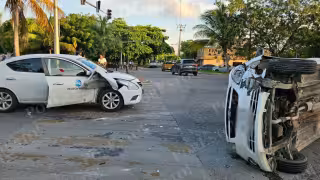 Automóvil vuelca tras choque en la avenida Andrés Q. Roo de Cancún; conductora fue trasladada al hospital