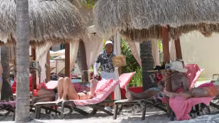 Trabajadores turísticos de Cancún denuncian desempleo y menos propinas mientras que empresarios niegan despidos masivos