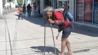 “Solo cuando reúne monedas, busca comida": Así sobrevive Luis, un abuelito maya que pide limosna en Cancún