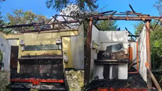 Fuerte incendio consumió una palapa y casi 40 cuatrimotos en Cozumel