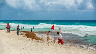 ¡Bandera roja! Restringen el acceso al mar en playas de Cancún; esto sabemos