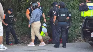 Abuelita en situación de calle se queda dormida entre la maleza y moviliza a cuerpos de emergencia en Cancún