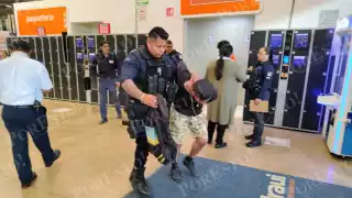 Guardias de seguridad detienen a presunto ladrón en tienda Chedraui de Villas del Mar en Cancún: VIDEO
