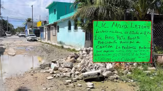 Vecinos de la Región 94 de Cancún exigen reparación de una calle tras más de 10 años de abandono