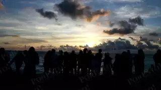 Locales y turistas recibieron el primer amanecer de 2026 en playas de Cancún