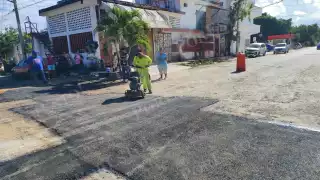 Reparan bache en Región 226 de Cancún, pero vecinos denuncian abandono de toda la colonia
