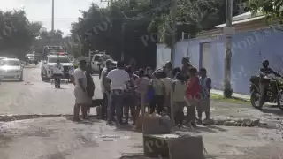 Vecinos de la Región 226 de Cancún se manifiestan por calles en mal estado