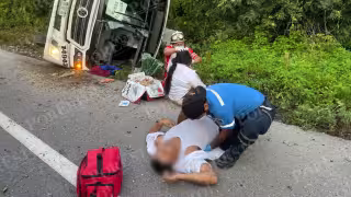 Familiares buscan a trabajadores lesionados tras volcadura de autobús en la carretera Tulum-Felipe Carrillo Puerto
