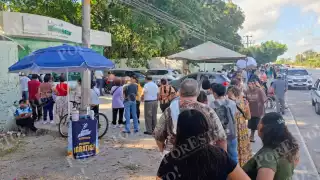 Bloqueo de tarjetas del Bienestar obliga a adultos mayores a filas de hasta tres horas en Cancún