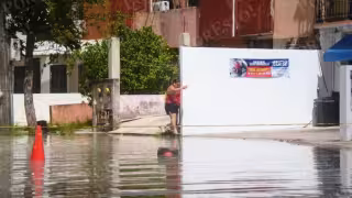 Aguas negras inundan calles de Los Héroes en Cancún; realizan obras de desazolve y construcción de pozo de absorción