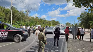 Incendian vehículos en salida de Cancún hacia Mérida; cierran carretera