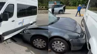 Choque entre coche y camioneta turística afecta tráfico en la carretera federal 307