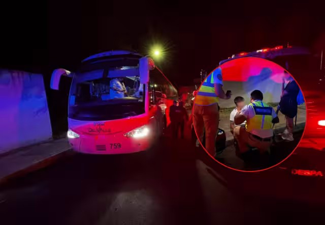 El hombre, desde el interior de la unidad, pidió auxilio a dos personas que pasaban por el lugar.