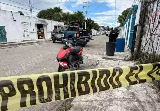 Vecinos tras oír las detonaciones, salieron para ver lo sucedidos encontrando al joven en el suelo