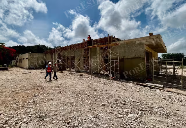 Trabajadores continúan con la construcción del edificio principal del hospital veterinario, que contará con quirófano y consultorios