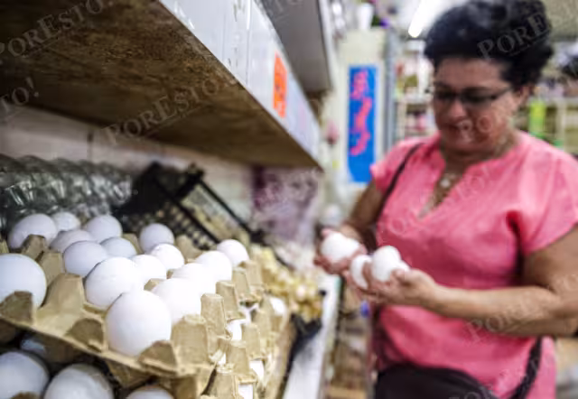 Profeco monitorea insumos indispensables para una familia de cuatro integrantes, como aceite, granos, huevo, lácteos, frutas, verduras, tortilla, papel higiénico y jabón