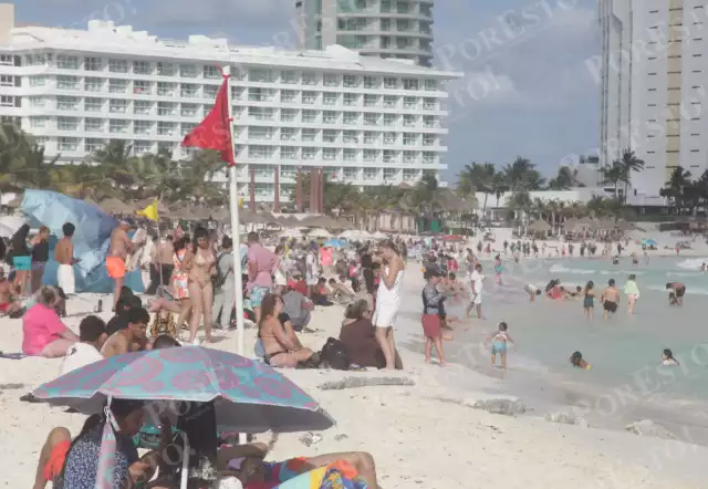Pese al frío, turistas y familias locales disfrutaron las playas de Cancún
