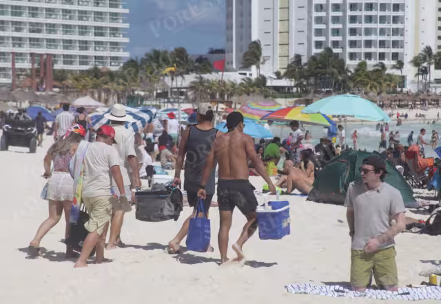 Playa Delfines registró una de las mayores afluencias, con cientos de personas desde el mediodía