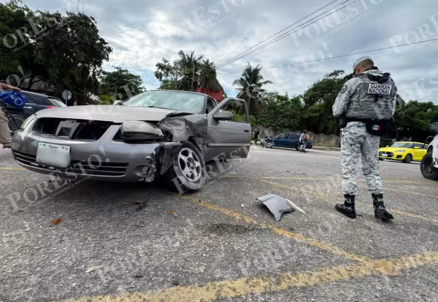 Aparentemente la conductora del Nissan Sentra gris no respetó el señalamiento de alto