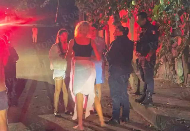 Paramédicos acudieron al sitio atendiendo a la mujer, quien presentaba golpes por las agresiones y alñ haber sido arrojada del taxi