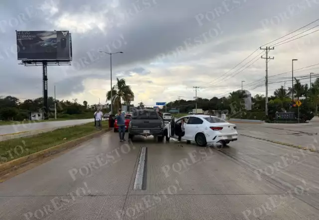 Carambola entre cinco vehículos causa caos vial en el Blvd Colosio de Cancún