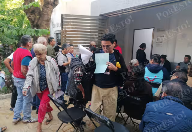 Desde las primeras horas de la mañana, jóvenes y adultos mayores se forman con esperanza de realizar el trámite.