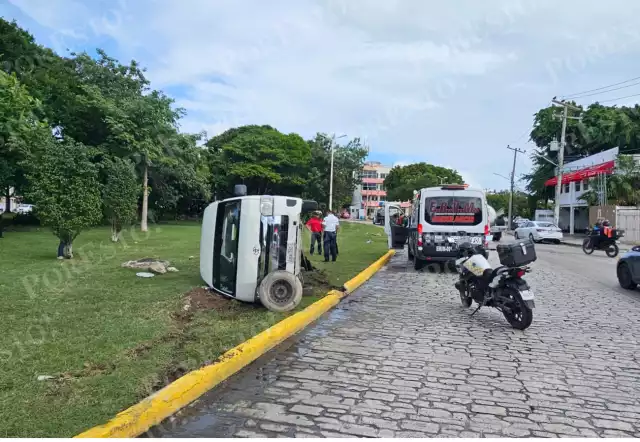 Aparatosa volcadura en glorieta de la avenida Palenque moviliza a cuerpos de emergencia de Cancún