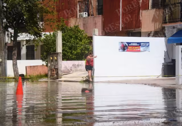 En el lugar se observó una acumulación de agua sucia de aproximadamente 20 centímetros de profundidad