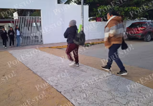 Algunos llegaron a los planteles minutos después de la hora de entrada por el fríoq